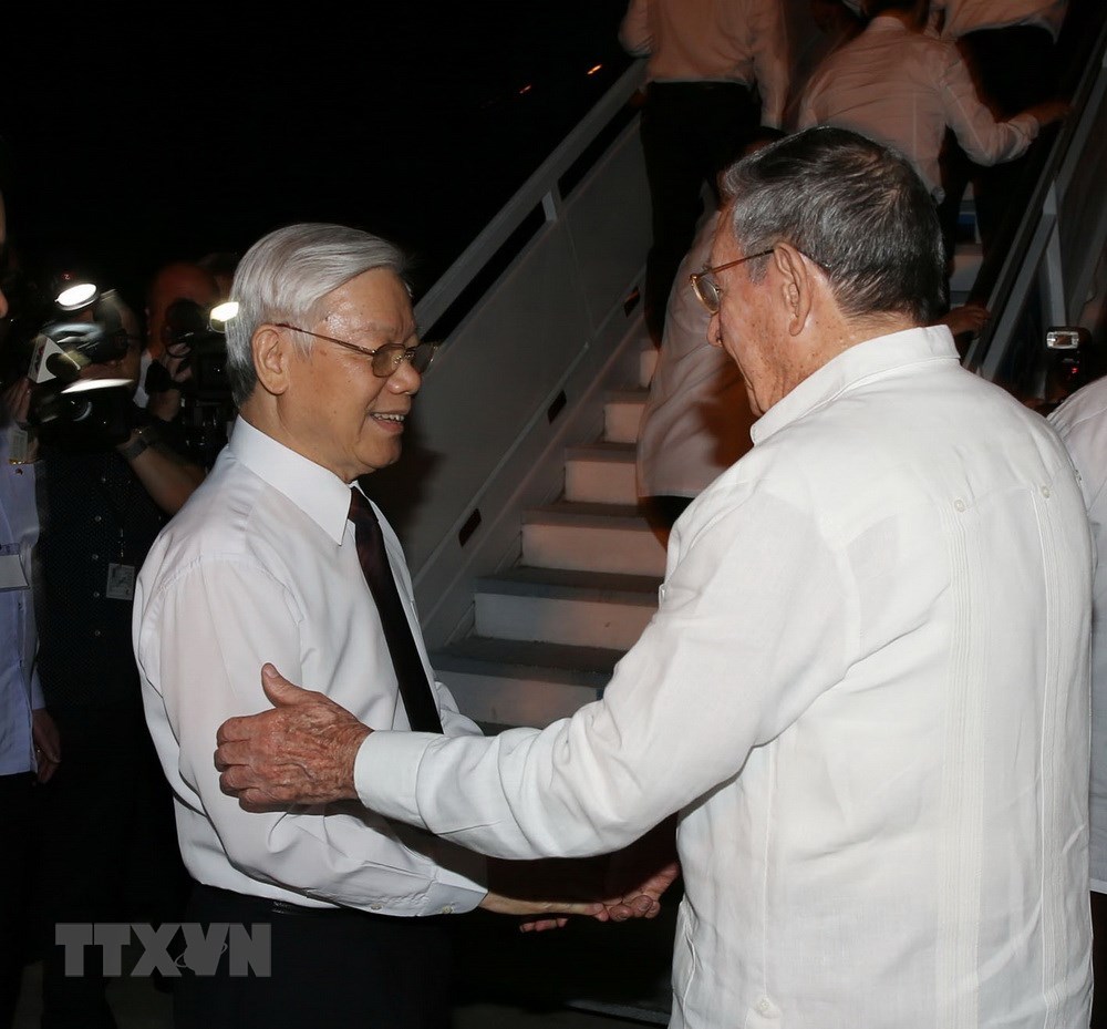 B&iacute; thư Thứ nhất Ban Chấp h&agrave;nh Trung ương Đảng Cộng sản Cuba, Chủ tịch Hội đồng Nh&agrave; nước v&agrave; Hội đồng Bộ trưởng Cộng h&ograve;a Cuba Raul Castro Ruz ra s&acirc;n bay tiễn Tổng B&iacute; thư Nguyễn Ph&uacute; Trọng. (Ảnh: Tr&iacute; Dũng/TTXVN)