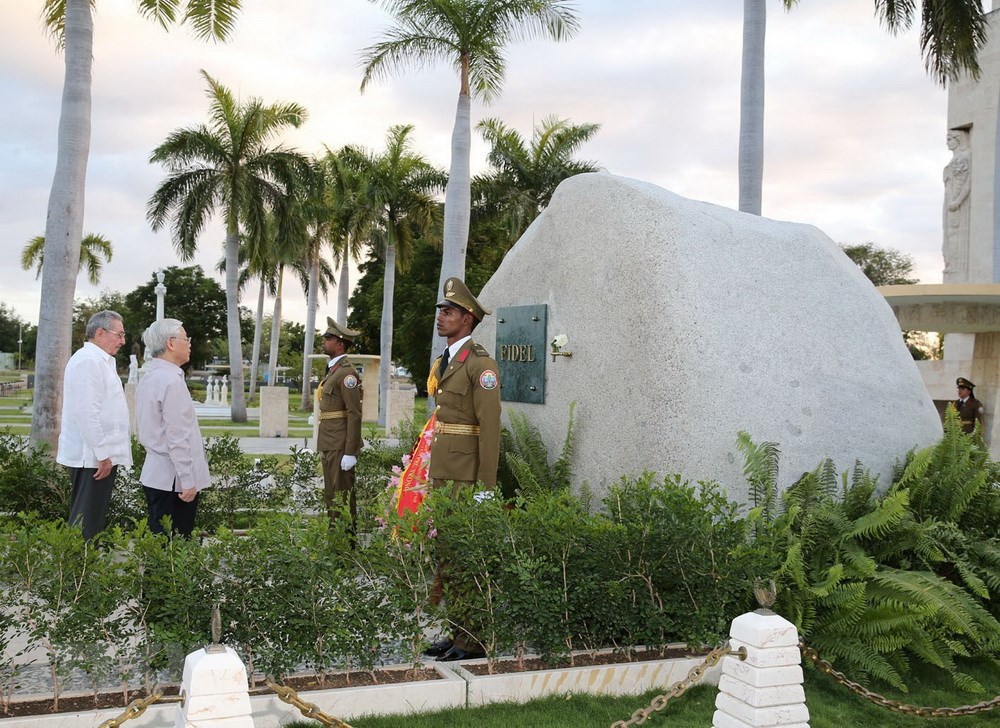 Tổng B&iacute; thư Nguyễn Ph&uacute; Trọng đến viếng mộ Tổng Tư lệnh Fidel Castro. C&ugrave;ng đi c&oacute; B&iacute; thư Thứ nhất Ban Chấp h&agrave;nh Trung ương Đảng Cộng sản Cuba, Chủ tịch Hội đồng Nh&agrave; nước v&agrave; Hội đồng Bộ trưởng Cộng h&ograve;a Cuba Raul Castro Ruz. (Ảnh: Tr&iacute; Dũng/TTXVN)