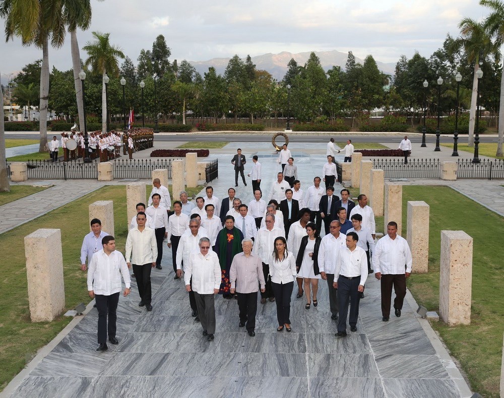 Tổng B&iacute; thư Nguyễn Ph&uacute; Trọng đến đặt v&ograve;ng hoa tại Lăng mộ Anh h&ugrave;ng D&acirc;n tộc Jos&eacute; Mart&iacute;. C&ugrave;ng đi c&oacute; đồng ch&iacute; Raul Castro Ruz. (Ảnh: Tr&iacute; Dũng/TTXVN)