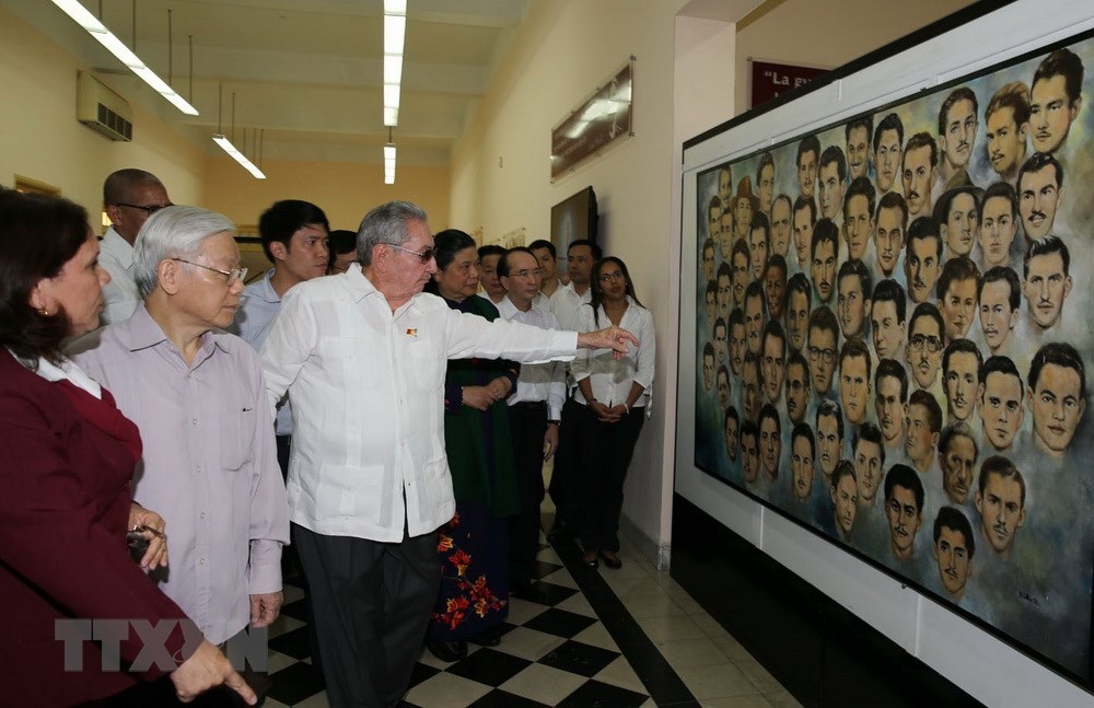 Tổng B&iacute; thư Nguyễn Ph&uacute; Trọng c&ugrave;ng đồng ch&iacute; Raul Castro Ruz thăm Bảo t&agrave;ng lịch sử 26 th&aacute;ng 7. (Ảnh: Tr&iacute; Dũng/TTXVN)