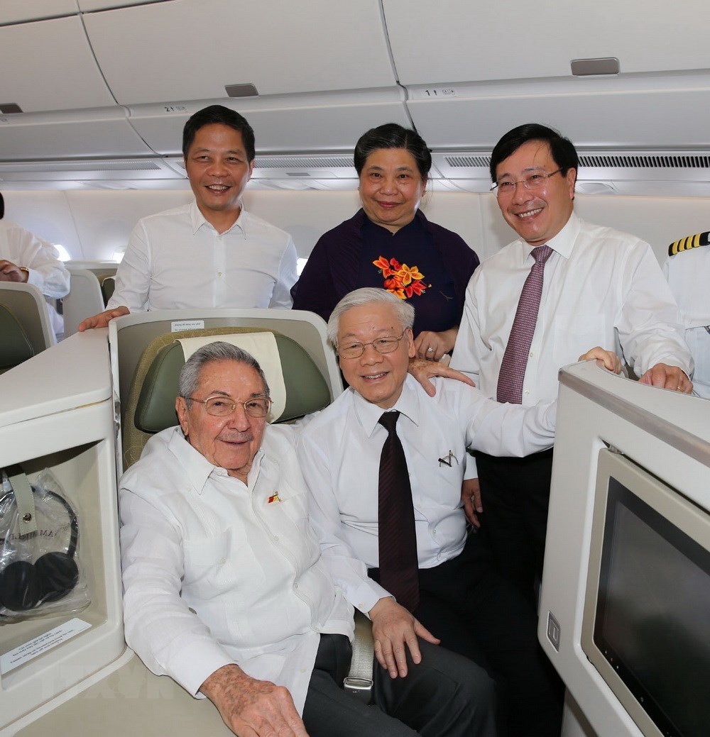 Tổng B&iacute; thư Nguyễn Ph&uacute; Trọng c&ugrave;ng đồng ch&iacute; Raul Castro Ruz v&agrave; c&aacute;c đại biểu tr&ecirc;n chuy&ecirc;n cơ Việt Nam đến thăm th&agrave;nh phố Santiago de Cuba. (Ảnh: Tr&iacute; Dũng/TTXVN)