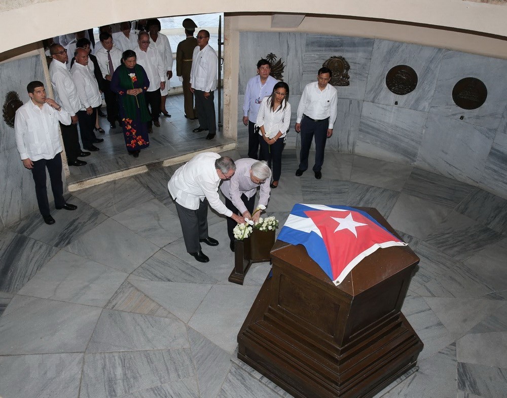 Tổng B&iacute; thư Nguyễn Ph&uacute; Trọng đặt c&agrave;nh hoa hồng trắng l&ecirc;n mộ Anh h&ugrave;ng D&acirc;n tộc Jos&eacute; Mart&iacute;. (Ảnh: Tr&iacute; Dũng/TTXVN)