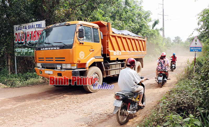 Xe tải trọng lớn phá đường dân sinh