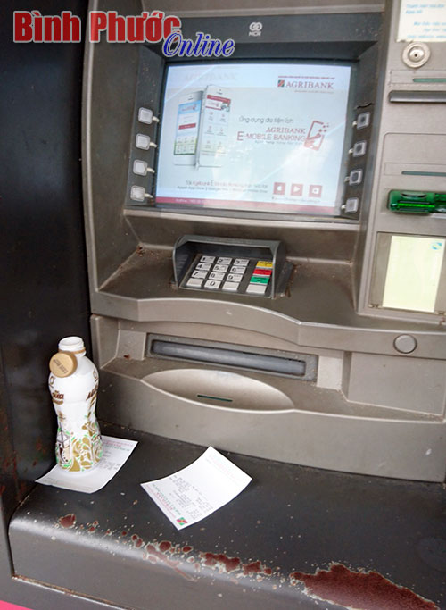 Xả rác trong trụ ATM