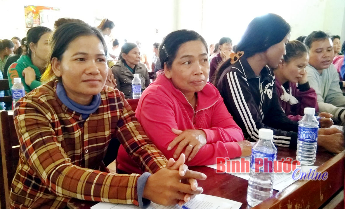 Hội viên phụ nữ xã Lộc Khánh (Lộc Ninh) tham gia đối thoại chính sách BHXH, BHYT