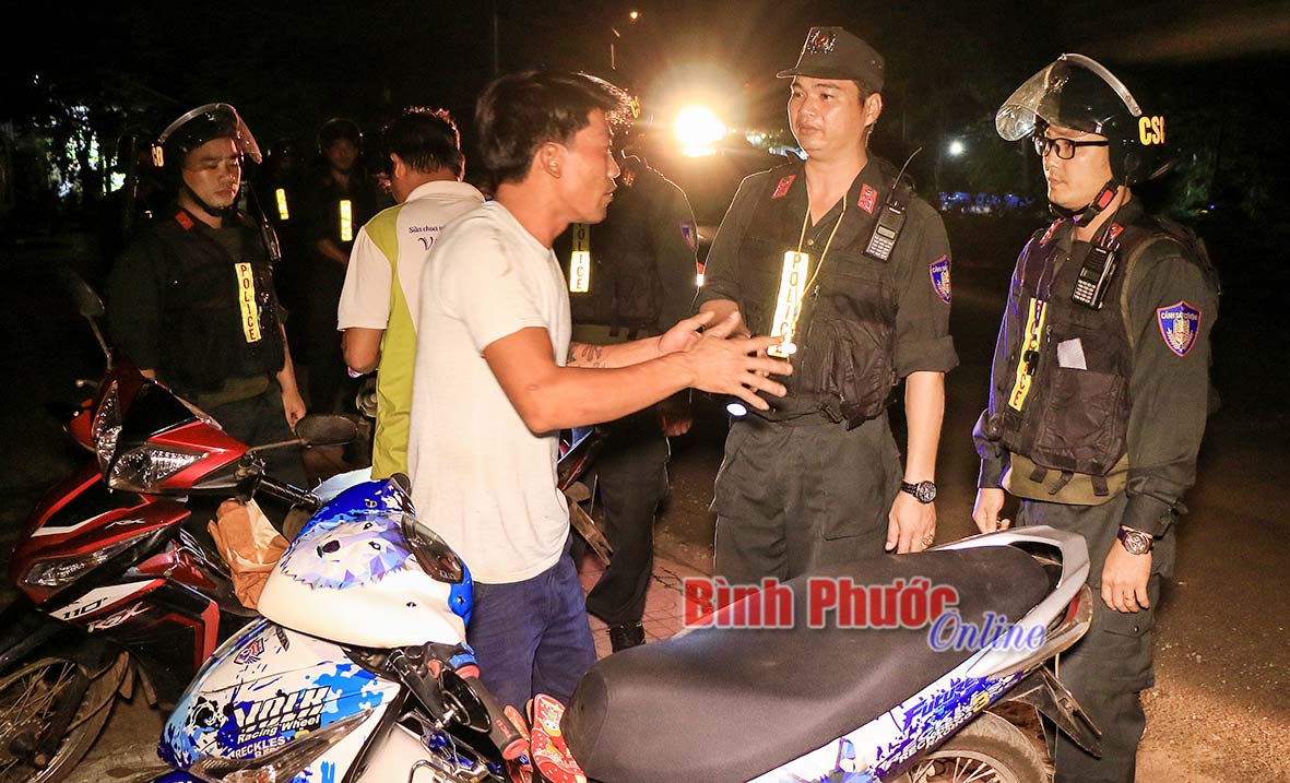 Cán bộ, chiến sĩ Phòng Cảnh sát cơ động Công an tỉnh tuần tra, xử lý trường hợp vi phạm Luật Giao thông đường bộ