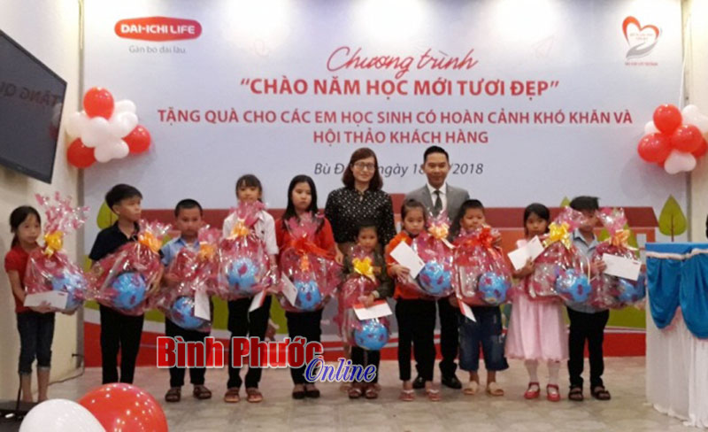 Trao học bổng cho 60 học sinh nghèo