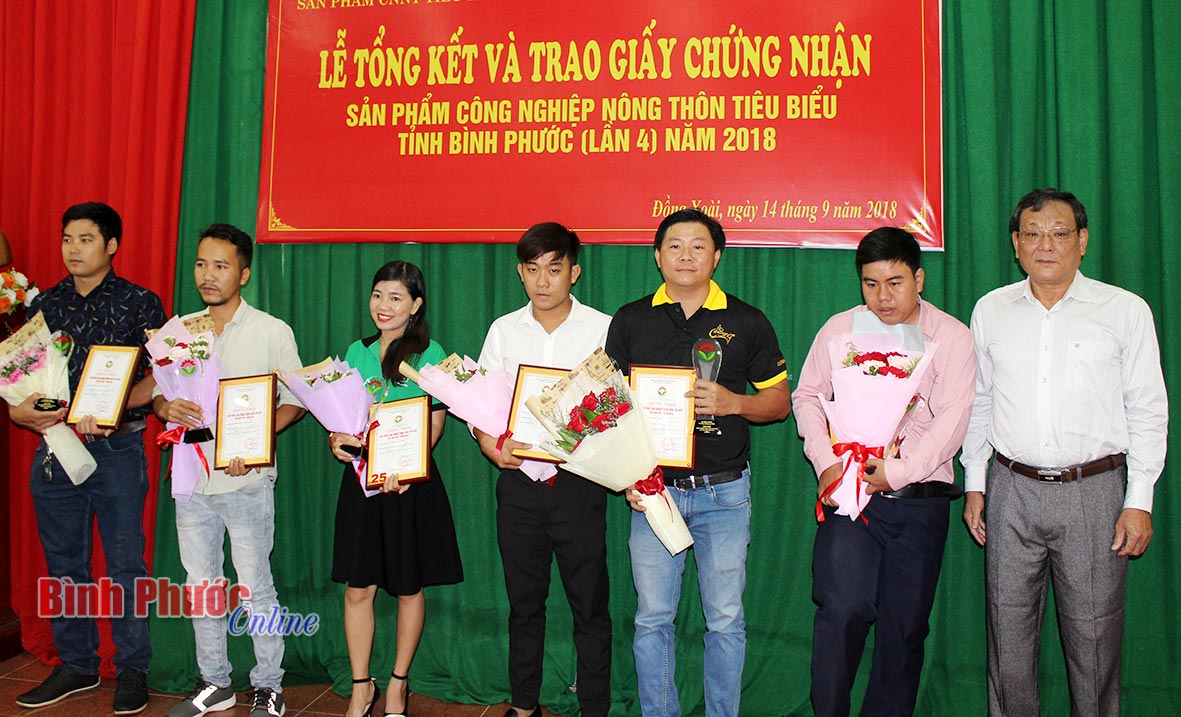 Giám đốc Sở Công thương Nguyễn Anh Hoàng trao chứng nhận sản phẩm công nghiệp nông thôn tiêu biểu khu vực phía Nam