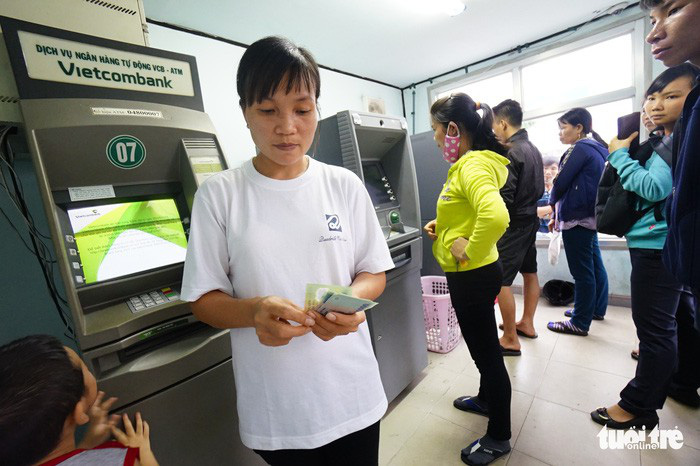 Vietcombank lại thông báo tăng phí rút tiền ATM nội mạng - Ảnh 1.