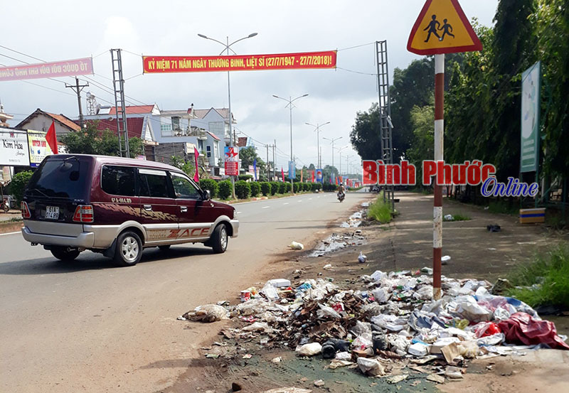 Đống rác gần bệnh viện, trường học