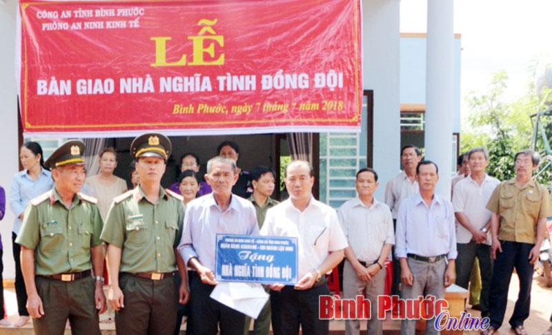 Bàn giao 3 căn nhà “Nghĩa tình đồng đội” tại Lộc Ninh