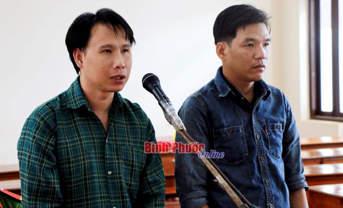 Huỳnh Minh Trí (bên trái) và Mai Văn Diện tại phiên tòa