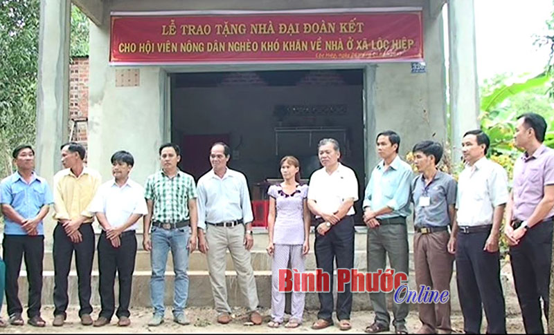 Lộc Ninh trao 72 căn nhà đại đoàn kết