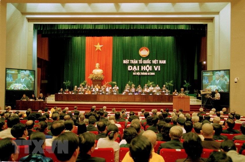 Phiên khai mạc Đại hội lần thứ VI Mặt trận Tổ quốc Việt Nam, ngày 21/9/2004, tại Hà Nội. (Ảnh: Đức Tám/TTXVN)