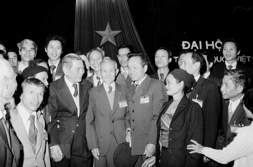 Tổng Bí thư Nguyễn Văn Linh với các đại biểu dự Đại hội đại biểu toàn quốc Mặt trận Tổ quốc Việt Nam lần thứ III, tháng 11/1988, tại Hà Nội. (Ảnh: Kim Hùng/TTXVN)