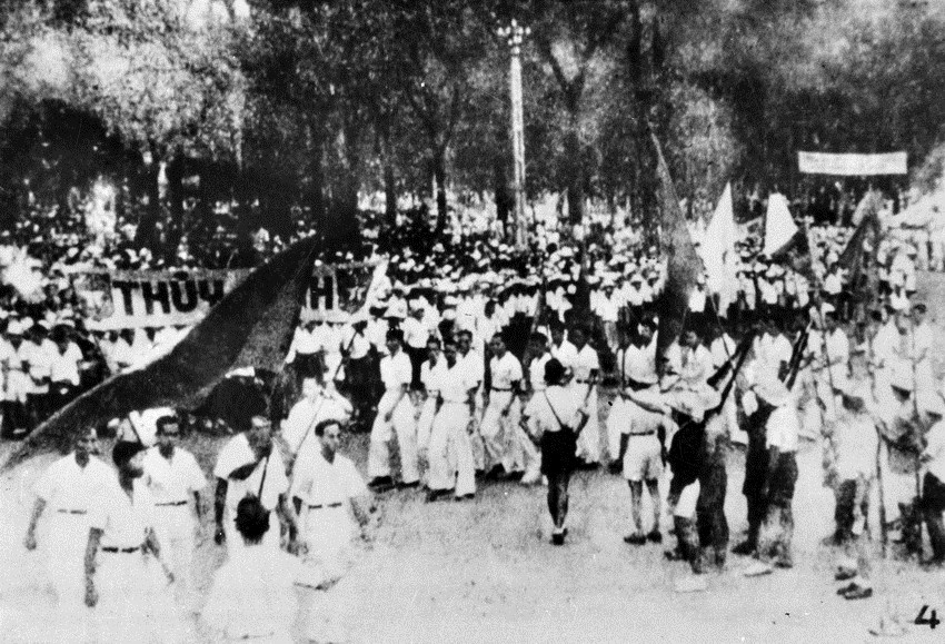 Đồng bào Sài Gòn hưởng ứng Lời kêu gọi Tổng khởi nghĩa của Trung ương Đảng và Chủ tịch Hồ Chí Minh (tháng 8/1945). (Ảnh: Tư liệu TTXVN)