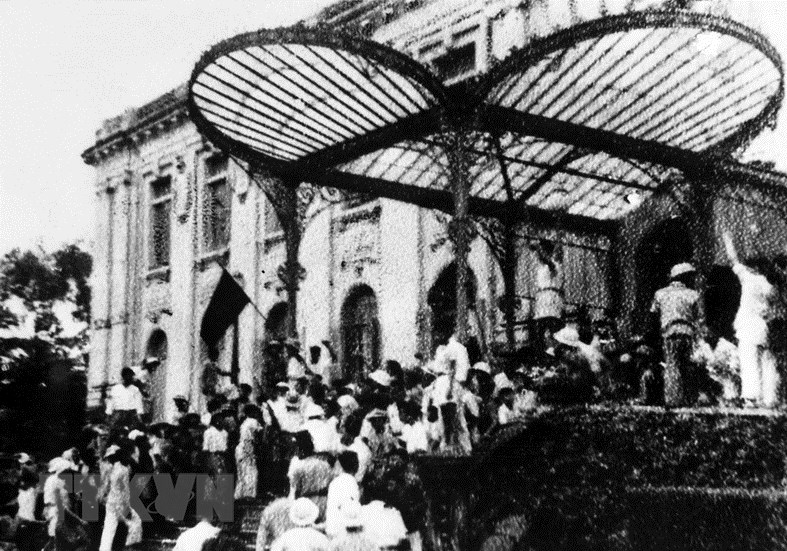 Quần chúng nhân dân thủ đô Hà Nội biểu tình và chiếm phủ Khâm Sai, ngày 19/8/1945. (Ảnh: Tư liệu TTXVN)