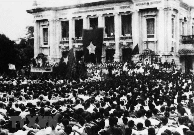Sáng 19/8/1945, hàng chục vạn người dân ở Hà Nội và các tỉnh lân cận theo các ngả đường kéo về quảng trường Nhà hát Lớn Hà Nội dự míttinh, hưởng ứng cuộc Tổng khởi nghĩa giành chính quyền. (Ảnh: Tư liệu TTXVN)