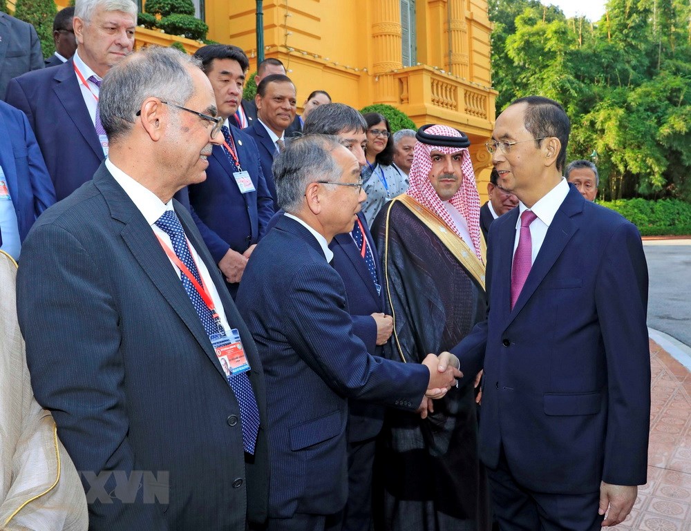 Chiều 19/9, tại Phủ Chủ tịch, Chủ tịch nước Trần Đại Quang tiếp Trưởng đoàn các Cơ quan Kiểm toán tối cao châu Á nhân dịp tham dự Đại hội Tổ chức các Cơ quan Kiểm toán tối cao châu Á (ASOSAI) lần thứ 14. (Ảnh: TTXVN)