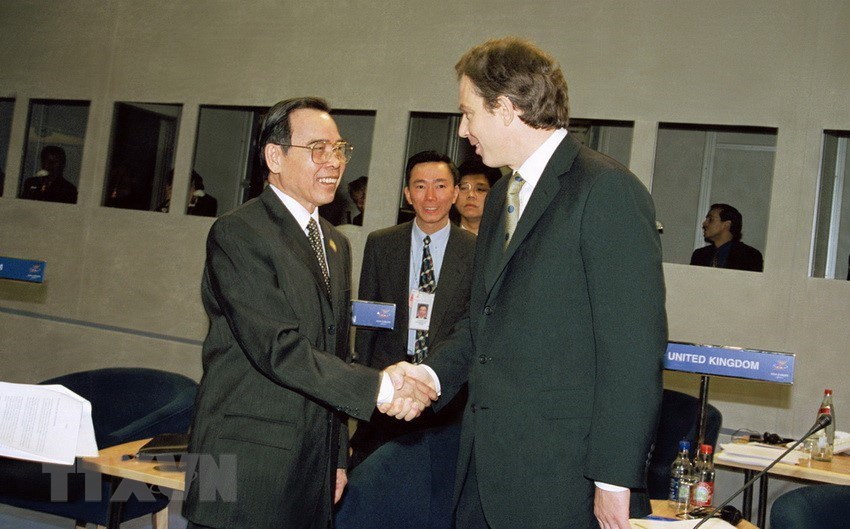 Thủ tướng Phan Văn Khải gặp Thủ tướng Anh Tony Blair, ngày 4/4/1998, nhân dịp dự Hội nghị Cấp cao Á-Âu 2 (ASEM-2) tại Vương quốc Anh. (Ảnh: Kim Hùng/TTXVN)