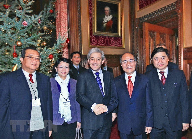 Chủ tịch Quốc hội Nguyễn Sinh Hùng gặp và làm việc với Chủ tịch Hạ viện Anh John Bercow, trong khuôn khổ chuyến thăm chính thức Vương quốc Anh, chiều 8/12/2011, tại Thủ đô London. (Ảnh: Nhan Sáng/TTXVN)