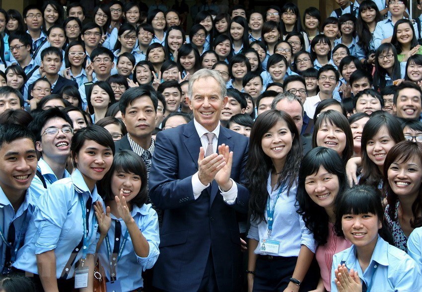 Sinh viên Học viện Ngoại giao (Hà Nội) chào đón Cựu Thủ tướng Anh Tony Blair đến thăm trường, sáng 15/10/2012. (Ảnh: TTXVN)
