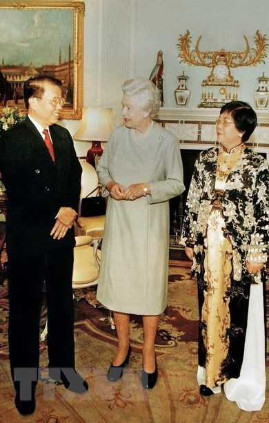 Chủ tịch nước Trần Đức Lương và Phu nhân tiếp kiến Nữ hoàng Elizabeth Đệ nhị, trong chương trình thăm chính thức Vương quốc Anh (22-26/5/2004), tại cung điện Buckingham, London. (Ảnh: Nguyễn Khang/TTXVN)