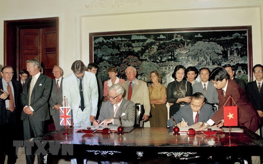 Bộ trưởng Ngoại giao Nguyễn Mạnh Cầm và Bộ trưởng Ngoại giao Vương quốc Anh Douglas Hurd ký Thỏa thuận về viện trợ tài chính của Chính phủ Anh cho Việt Nam, ngày 15/9/1994, tại Hà Nội. (Ảnh: Kim Hùng/TTXVN)