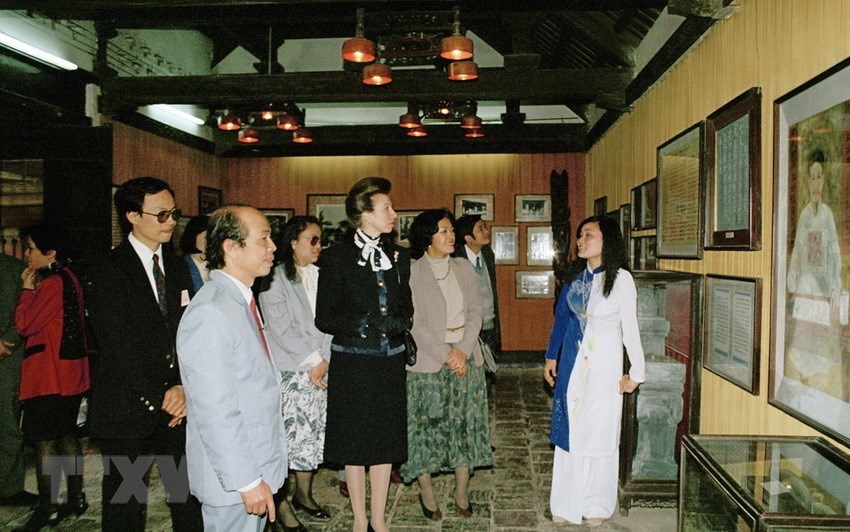Công chúa Hoàng gia Anh Anne Elizabeth thăm Khu di tích Văn Miếu-Quốc tử giám (Hà Nội) trong chuyến thăm Việt Nam từ 2-6/3/1994. (Ảnh: Thu Hoài/TTXVN)