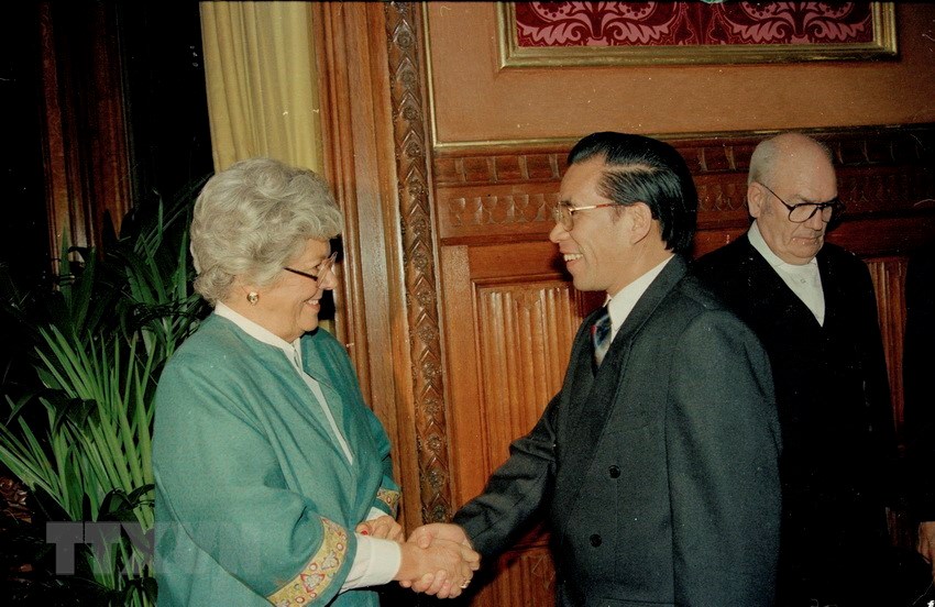 Chủ tịch Hạ viện Anh B.Butly Boothroyd tiếp Chủ tịch Quốc hội Nông Đức Mạnh, ngày 28/1/1993, tại London (Anh). (Ảnh: Xuân Tuân/TTXVN)