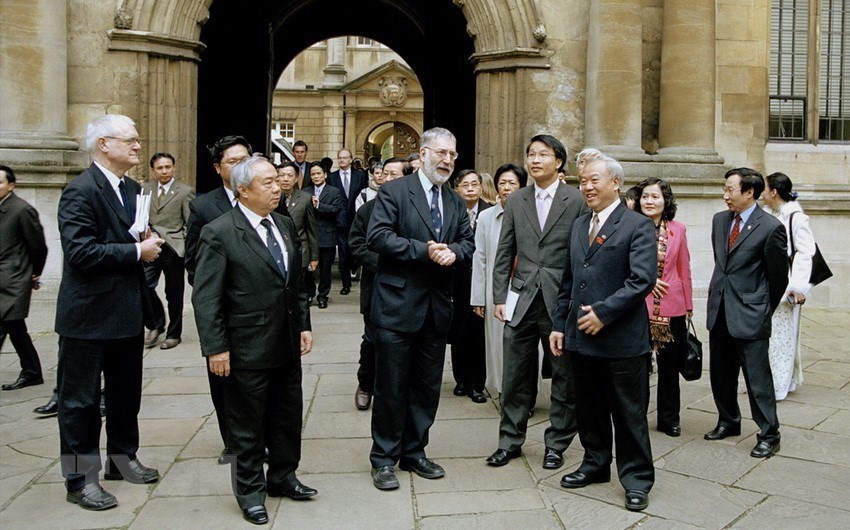 Chủ tịch Quốc hội Nguyễn Văn An thăm trường Đại học Oxford trong chuyến thăm Vương quốc Anh, ngày 21/3/2005. (Ảnh: Trí Dũng/TTXVN)