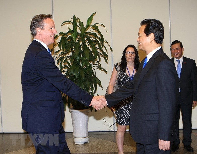 Thủ tướng Nguyễn Tấn Dũng đón Thủ tướng Anh David Cameron thăm chính thức Việt Nam, ngày 29/7/2015, tại Hà Nội. (Ảnh: Doãn Tấn/TTXVN)