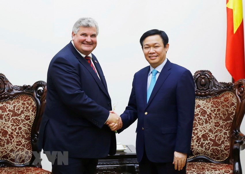 Phó Thủ tướng Vương Đình Huệ tiếp Quốc vụ khanh Anh về Thương mại và Đầu tư Mark Ian Price, chiều 19/10/2016, tại Hà Nội. (Ảnh: An Đăng/TTXVN)