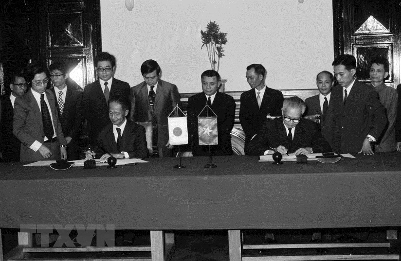 Ngày 11/10/1975, tại Hà Nội, Thứ trưởng Bộ Ngoại giao Hoàng Văn Tiến thay mặt Chính phủ Việt Nam và Đại sứ Kiiôxi Xưganưma thay mặt chính phủ Nhật Bản ký văn bản về việc sử dụng viện trợ không hoàn lại trong năm tài chính 1975. (Ảnh: Xuân Lâm/TTXVN)