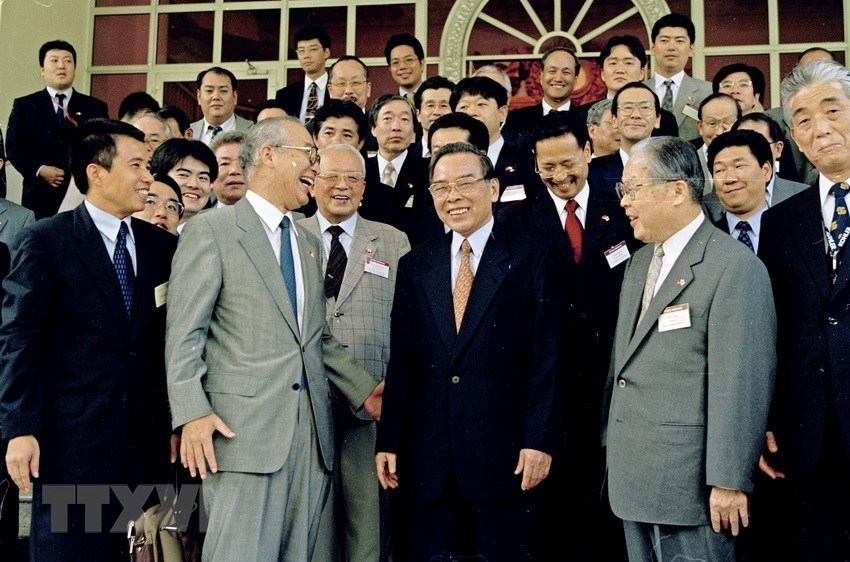 Thủ tướng Phan Văn Khải với Đoàn xúc tiến hợp tác đầu tư thương mại quốc tế Nhật Bản (JETRO) do ngài Osamu Watanabe, Chủ tịch kiêm Giám đốc điều hành làm trưởng đoàn, ngày 4/8/2003, tại Hà Nội. (Ảnh: Thế Thuần/TTXVN)