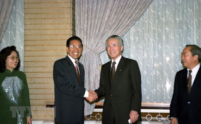 Thủ tướng Nhật Bản T. Murayma tiếp Chủ tịch Quốc hội Nông Đức Mạnh, ngày 12/12/1995, tại Tokyo. (Ảnh: Xuân Tuân/TTXVN)