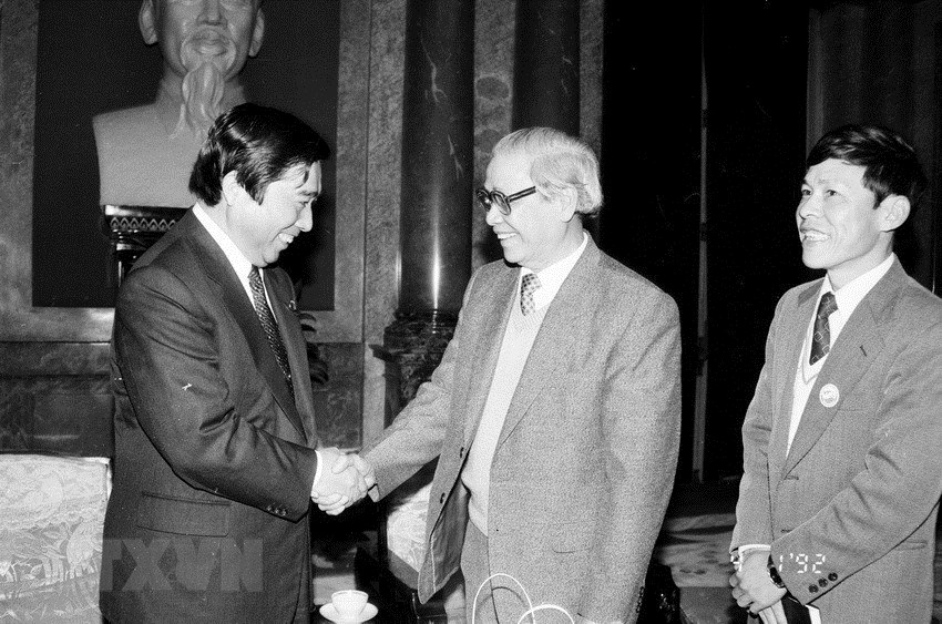 Ngày 4/1/1992, tại Phủ Chủ tịch, Chủ tịch Hội đồng Bộ trưởng Võ Văn Kiệt tiếp đoàn cấp cao của chính phủ Nhật Bản do Hạ nghị sỹ Kamei dẫn đầu sang thăm Việt Nam. (Ảnh: Minh Đạo/TTXVN)