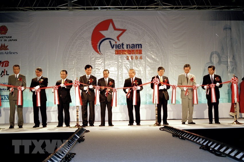 Thủ tướng Phan Văn Khải dự khai mạc Lễ hội Việt Nam 2004 được tổ chức tại Yokohama-Nhật Bản từ 4 đến 8/6/2004. (Ảnh: Thế Thuần/TTXVN)