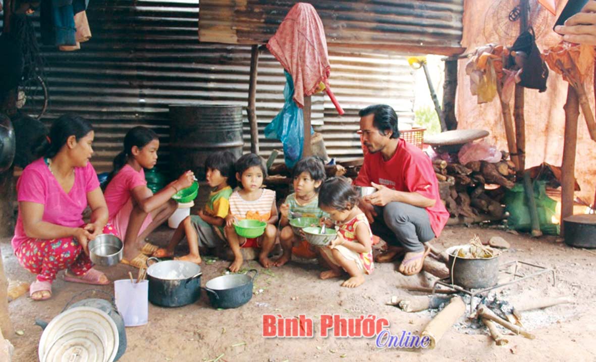 Nhà nghèo, Thị Nhung (thứ 2 từ trái qua) phải trông em để cha mẹ đi làm nên không được đi học
