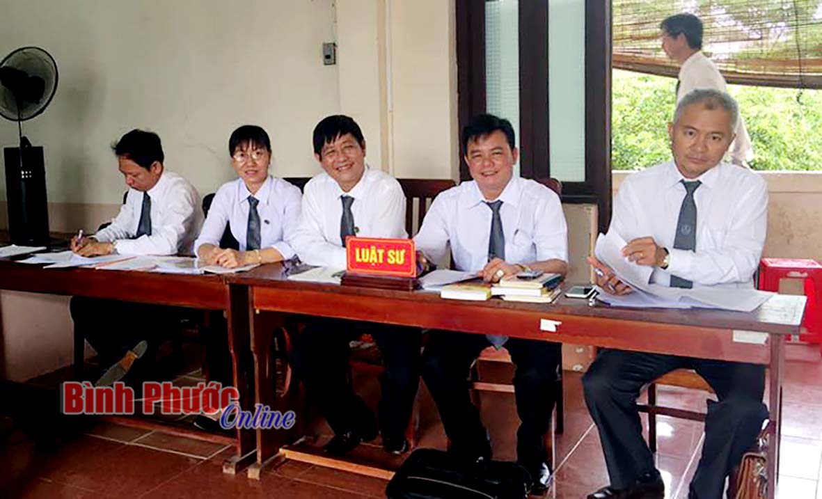 Đoàn sĩ quan trẻ Tiểu khu Quân sự và Bộ chỉ huy Hiến binh tỉnh Mundunkiri chụp ảnh lưu niệm tại Nhà văn hóa xã Lộc Thạnh (Lộc Ninh)