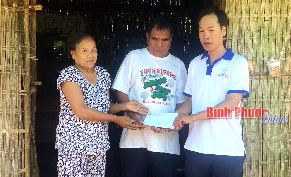 Điện lực Bình Long tặng quà gia đình ông Điểu Khách ở xã Thanh Lương