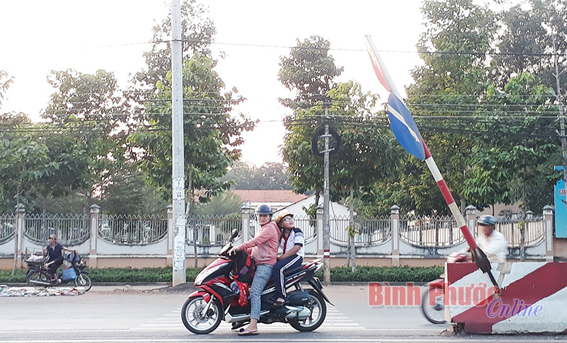 Ảnh phê bình: Biển báo ngả nghiêng