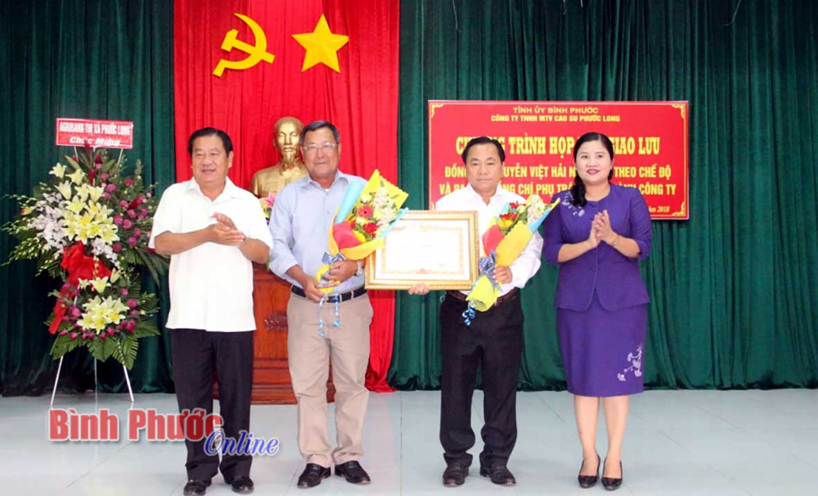 Lãnh đạo Công ty TNHH MTV cao su Phước Long nhận bằng khen của Thủ tướng Chính phủ