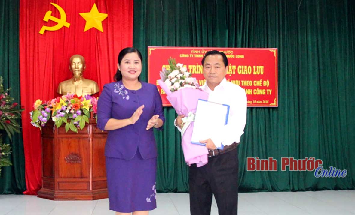 Đồng chí Trần Tuệ Hiền, Phó Bí thư Thường trực Tỉnh ủy, Chủ tịch HĐND tỉnh trao quyết định và tặng hoa chúc mừng đồng chí Vũ Văn Thắng
