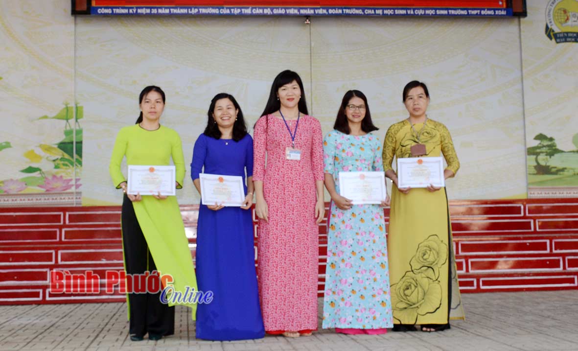 Cô Dương Thị Thảo (giữa) tặng giấy khen cho giáo viên có học sinh đạt giải các môn văn hóa lớp 12 cấp tỉnh năm học 2018-2019           