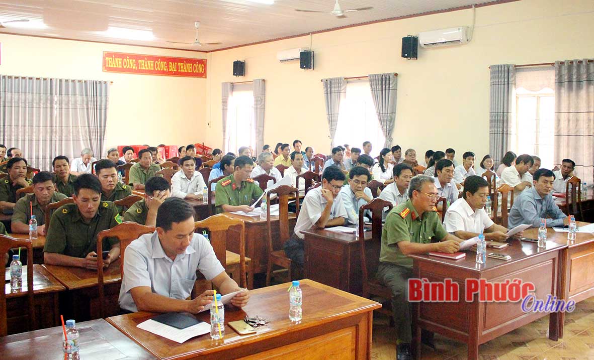 Lãnh đạo xã, ban giám hiệu các trường học, ban điều hành các thôn và nhân dân trên địa bàn xã Phú Riềng dự hội nghị