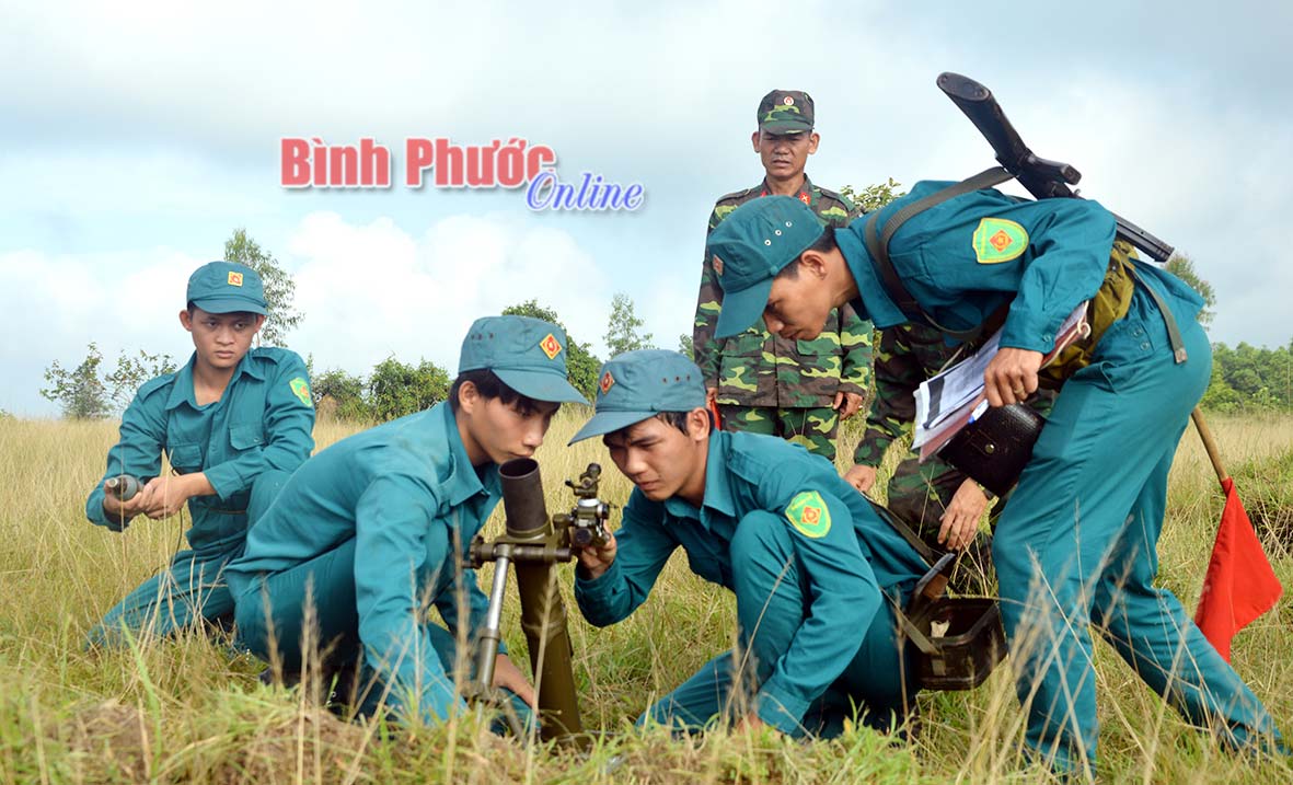 Lực lượng dân quân huyện Phú Riềng thực hành kiểm tra bắn súng cối 60
