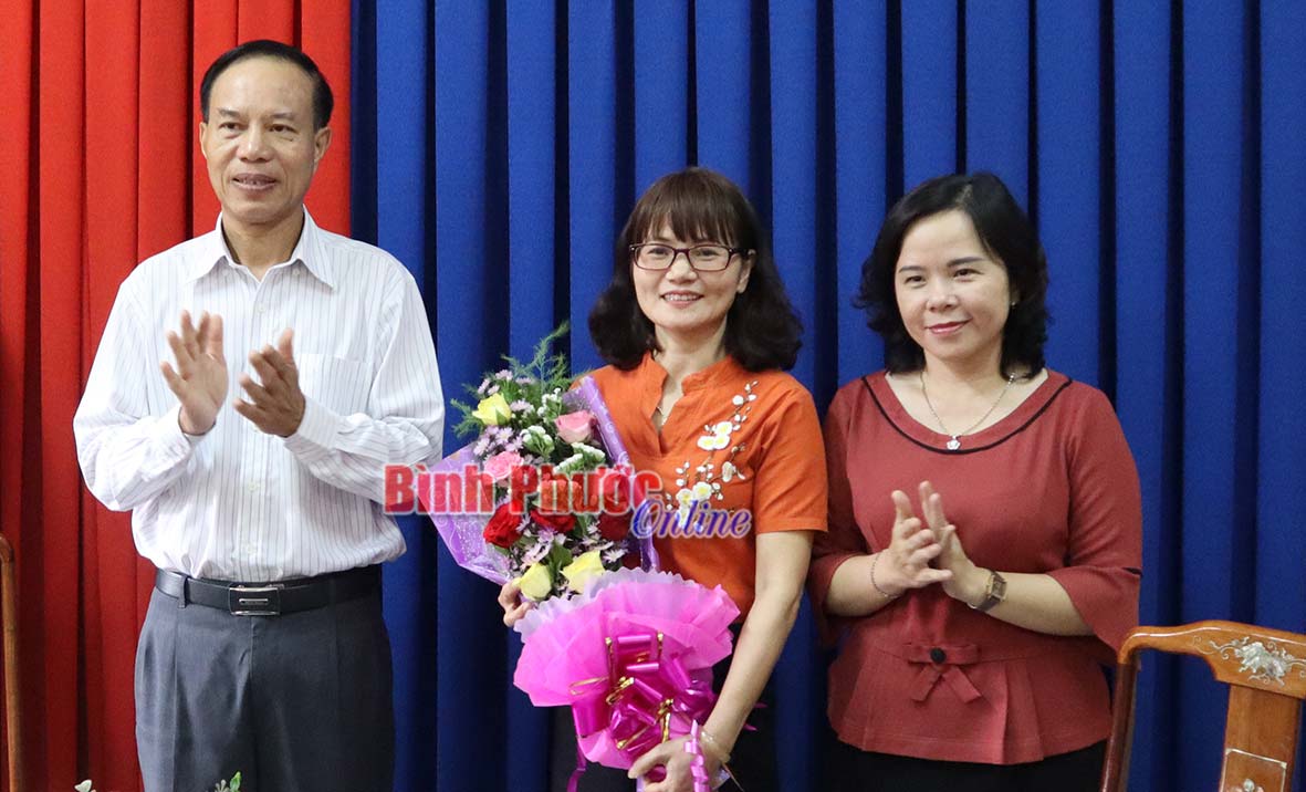 L&atilde;nh đạo th&agrave;nh phố, Hội LHPN tỉnh tặng hoa ch&uacute;c mừng b&agrave; Mai Thị Nhi