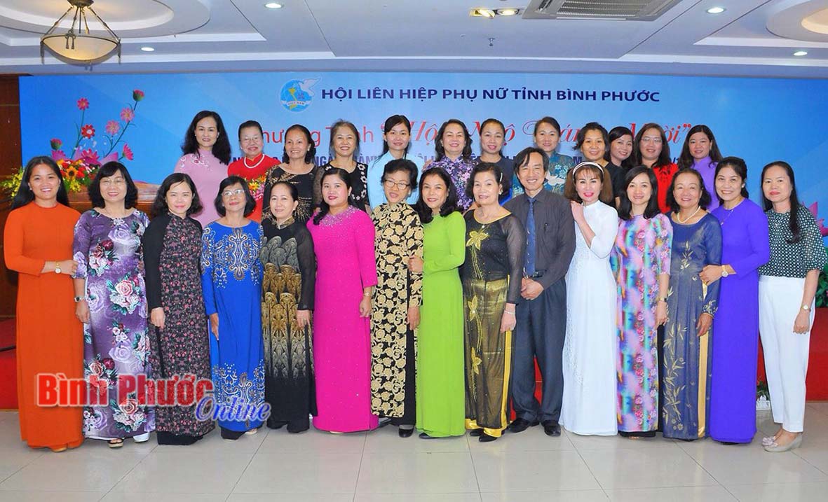 Phó bí thư Thường trực Tỉnh ủy Trần Tuệ Hiền chụp hình lưu niệm với Hội Nữ doanh nhân tỉnh nhân kỷ niệm 88 năm Ngày phụ nữ Việt Nam (20-10)