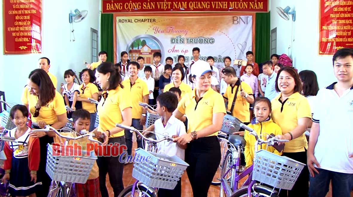 Hội doanh nhân BNI Royan Chapter trao tặng xe đạp cho học sinh nghèo xã Lộc Thành